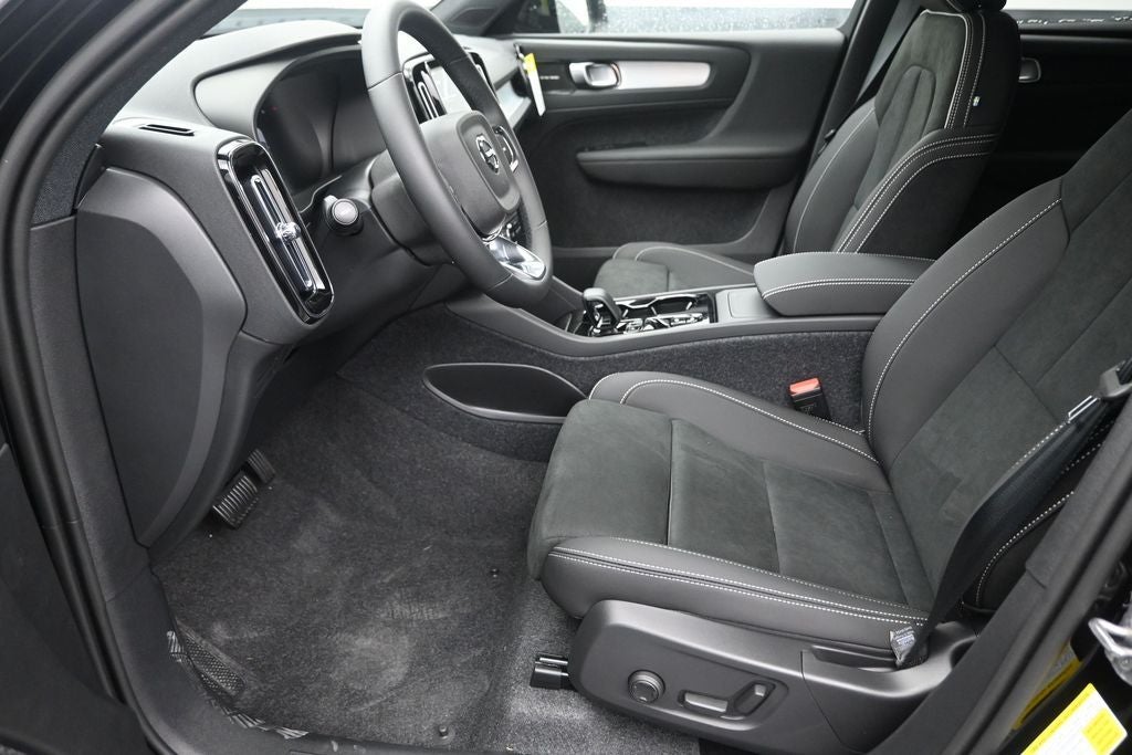 2026 Volvo XC40 B5 Ultra Black Edition