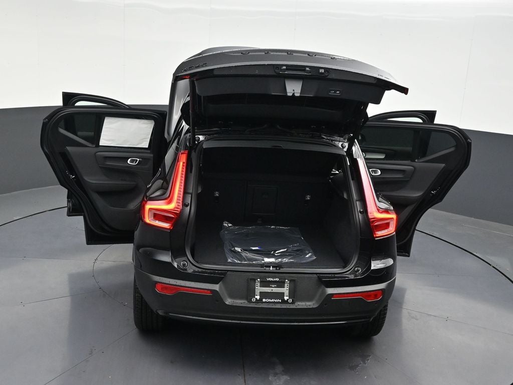2026 Volvo XC40 B5 Ultra Black Edition