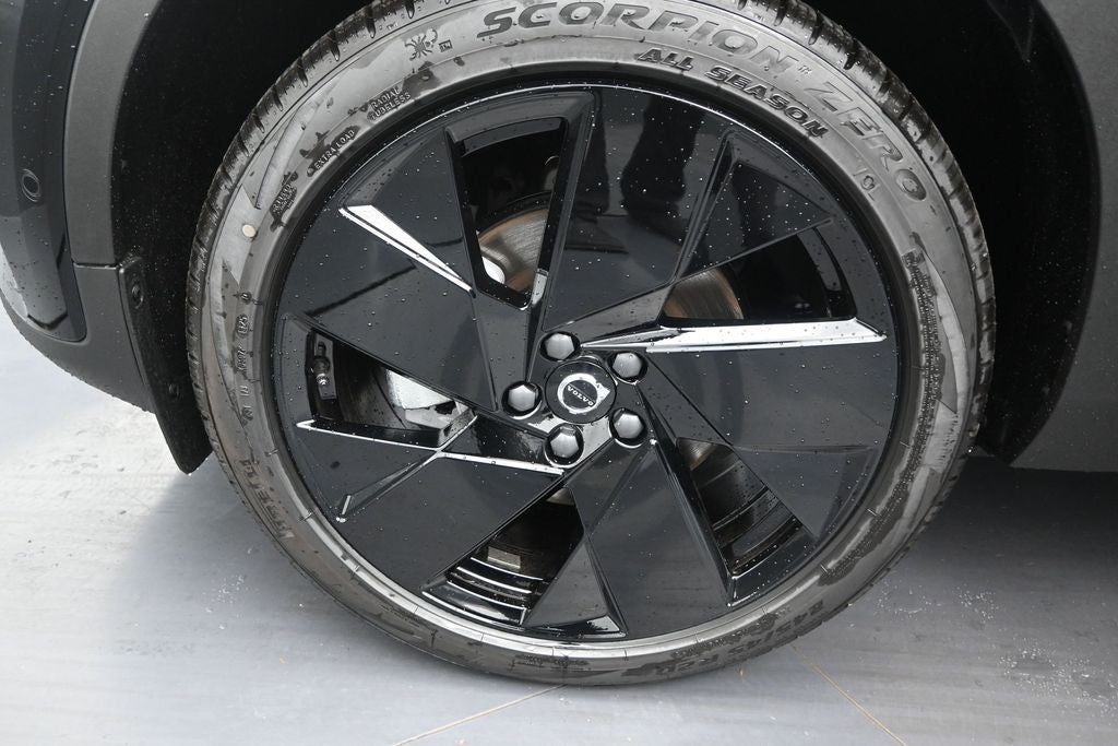 2026 Volvo XC40 B5 Ultra Black Edition
