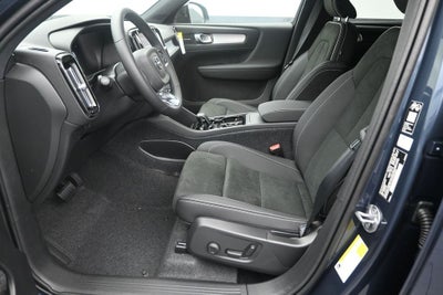 2026 Volvo XC40 B5 Ultra Black Edition