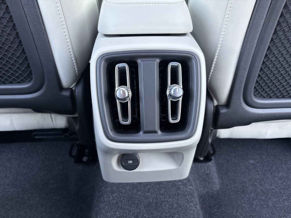 2026 Volvo XC40 B5 Ultra