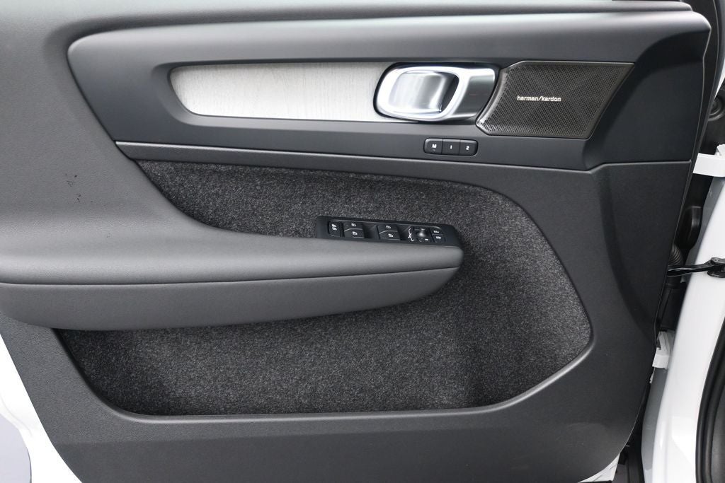 2026 Volvo XC40 B5 Ultra