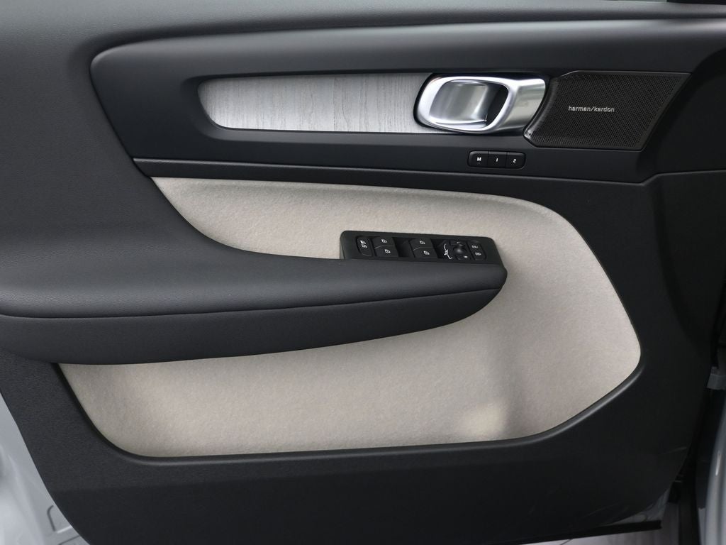 2026 Volvo XC40 B5 Ultra