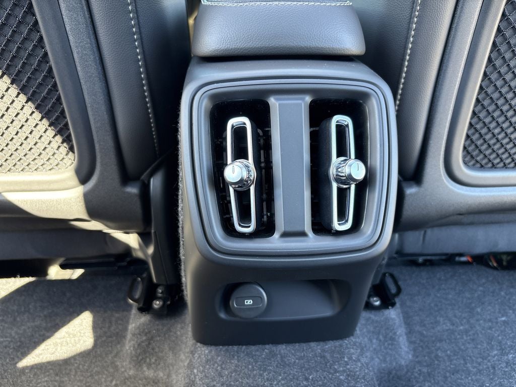 2026 Volvo XC40 B5 Ultra