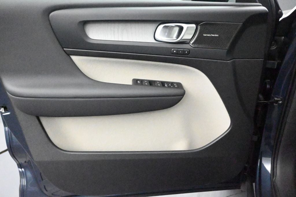2026 Volvo XC40 B5 Ultra