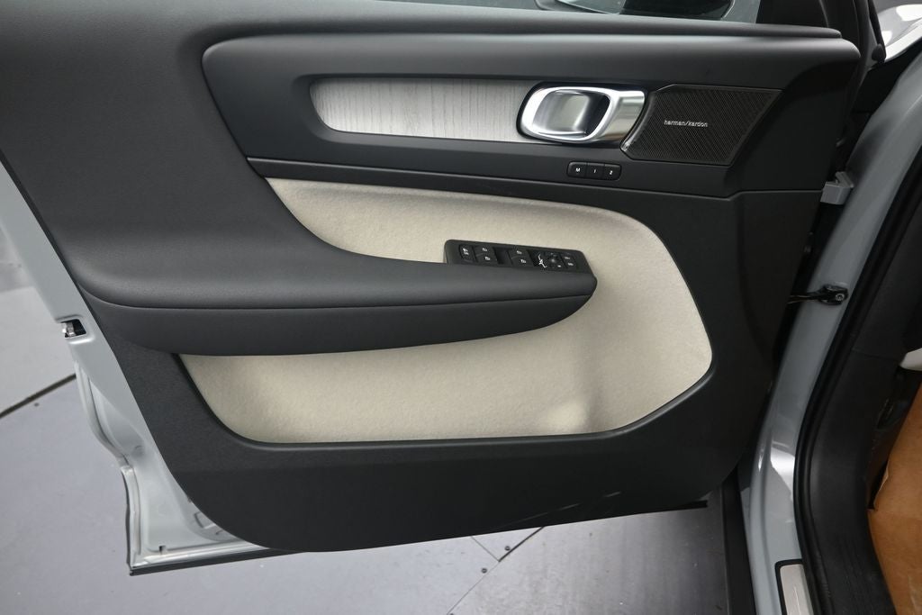 2026 Volvo XC40 B5 Ultra