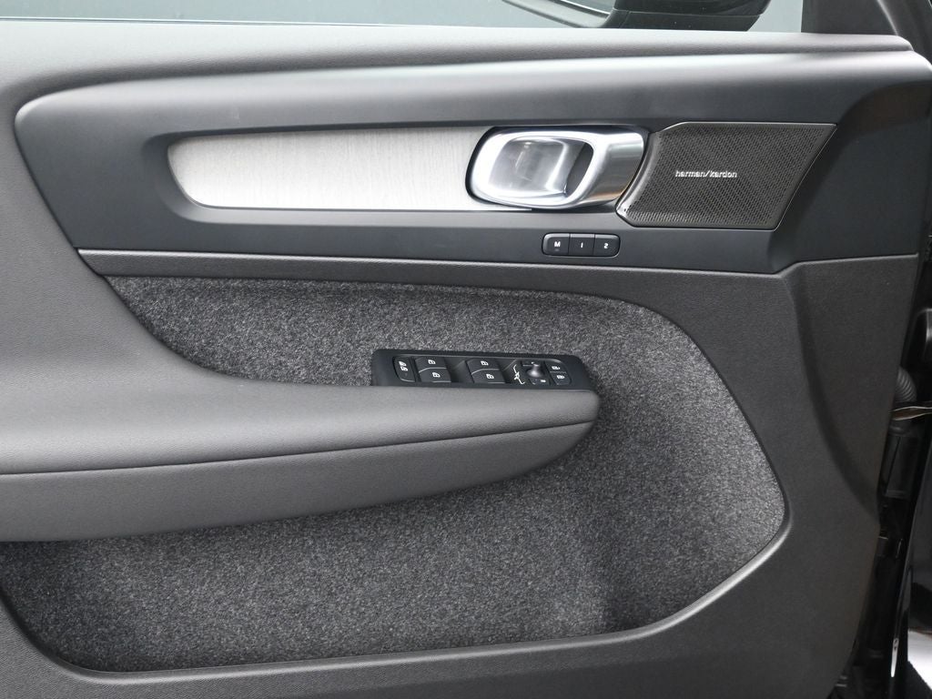 2026 Volvo XC40 B5 Ultra