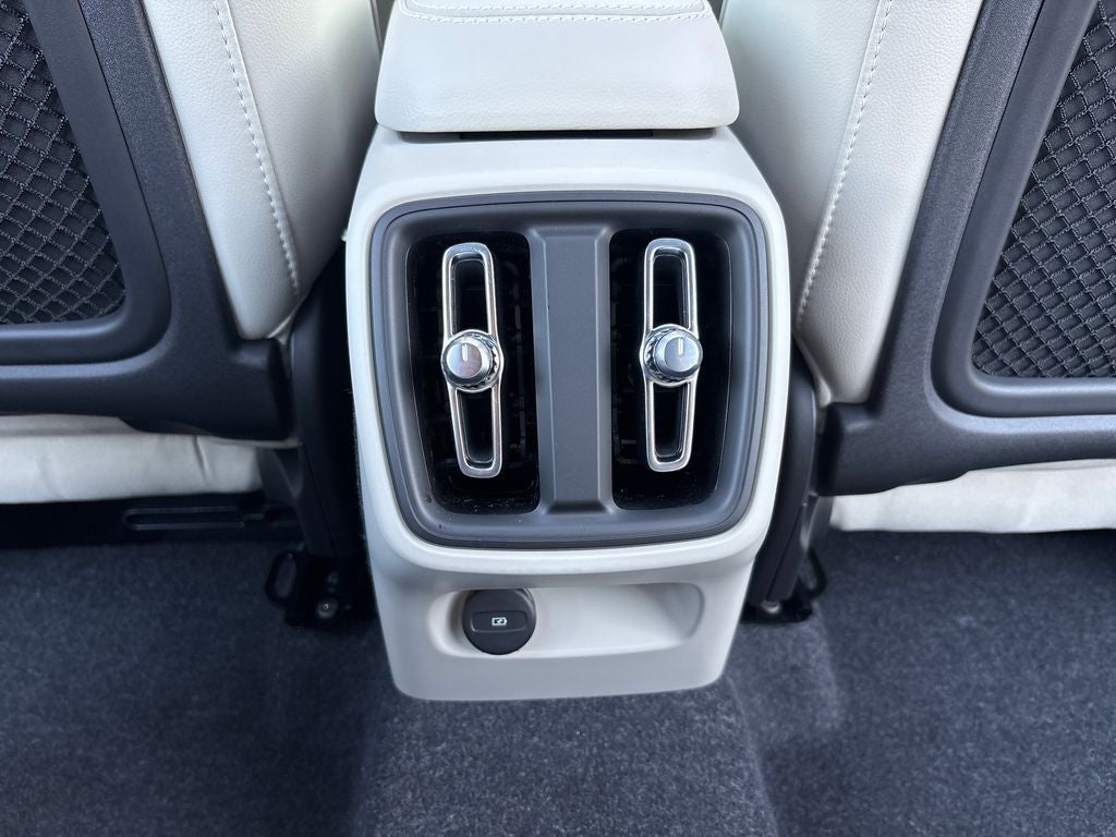 2026 Volvo XC40 B5 Ultra