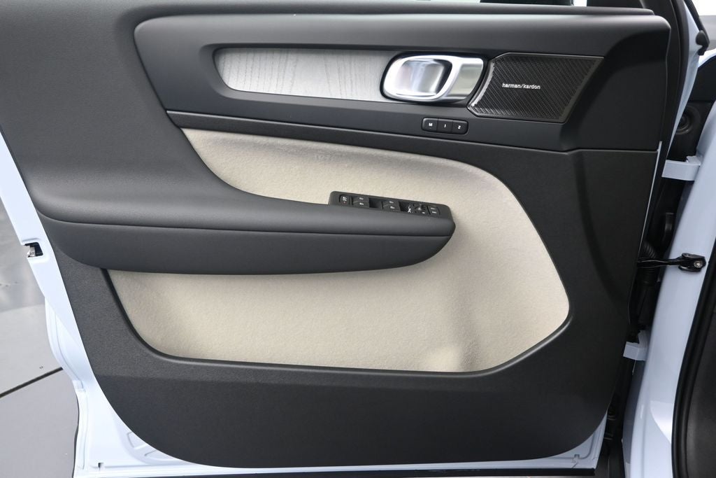 2026 Volvo XC40 B5 Ultra