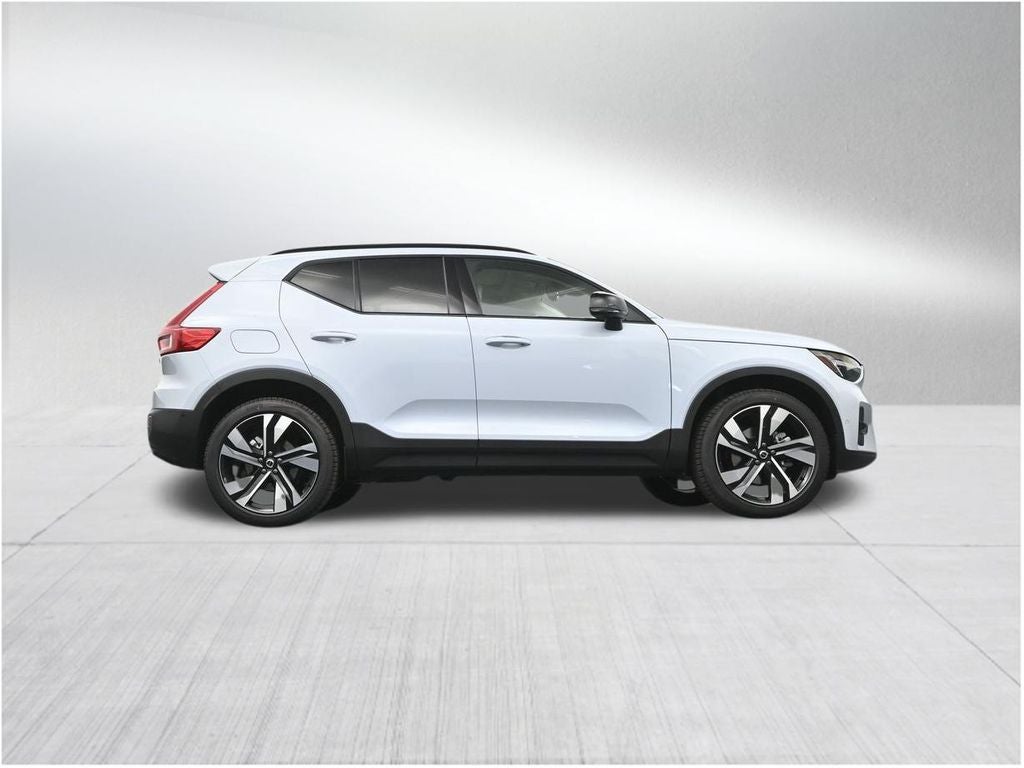 2026 Volvo XC40 B5 Ultra