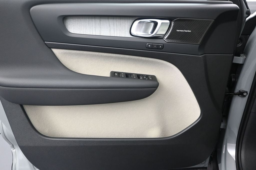 2026 Volvo XC40 B5 Ultra