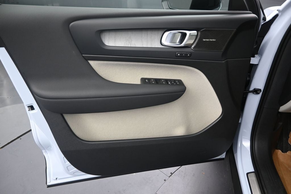 2026 Volvo XC40 B5 Ultra
