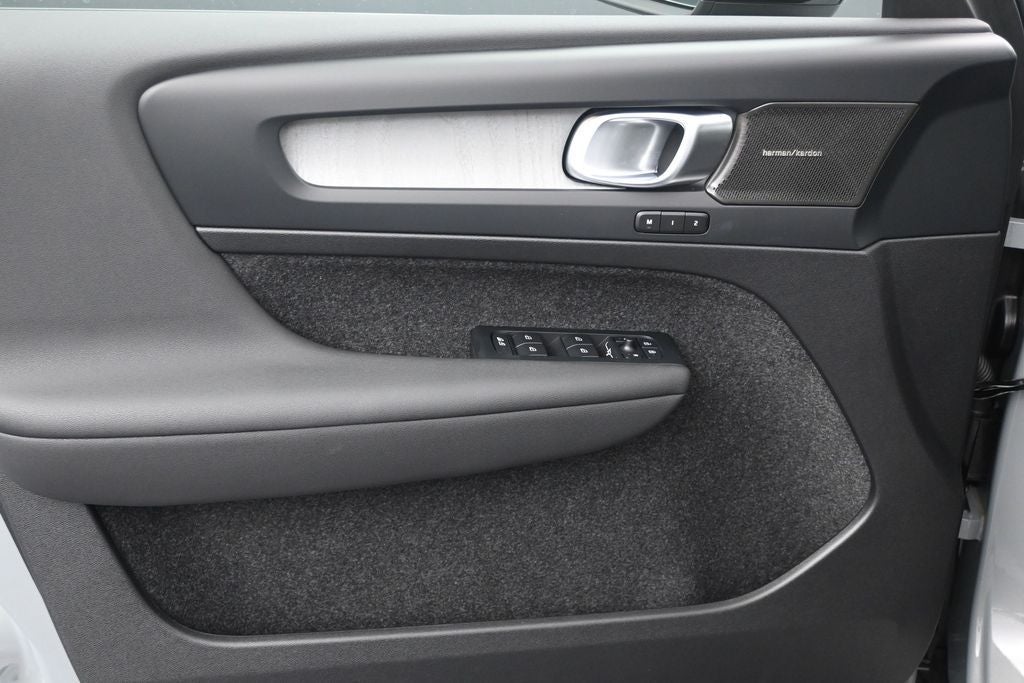 2026 Volvo XC40 B5 Ultra