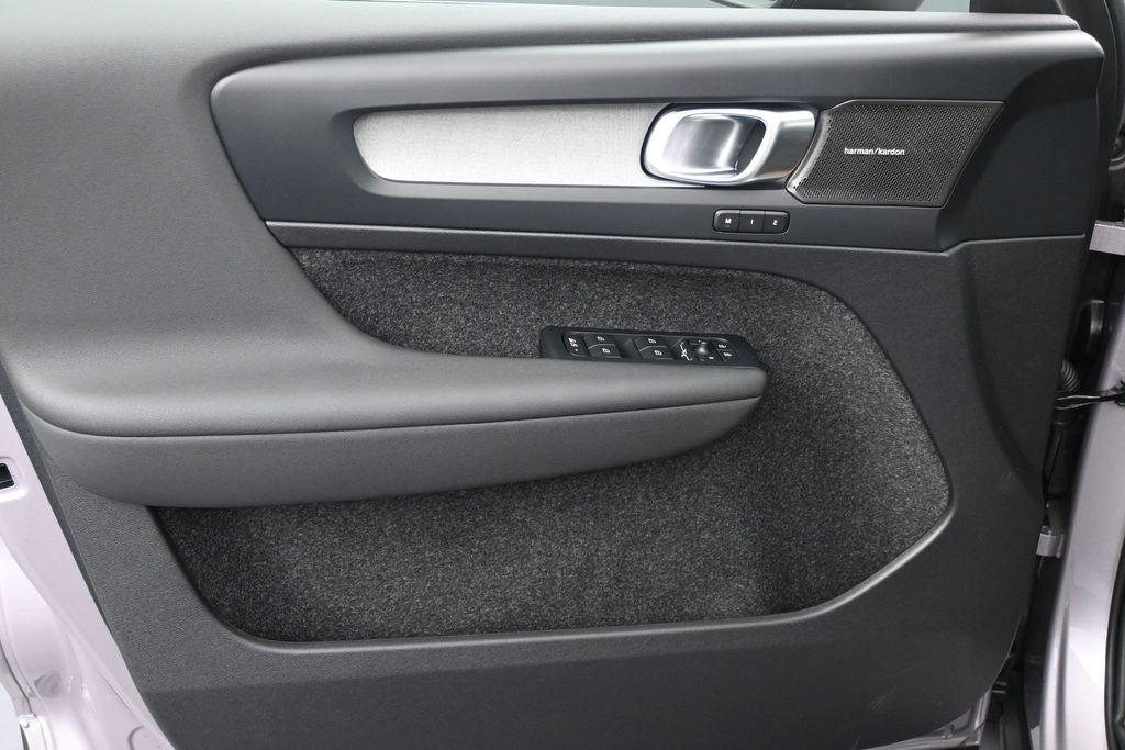 2026 Volvo XC40 B5 Ultra