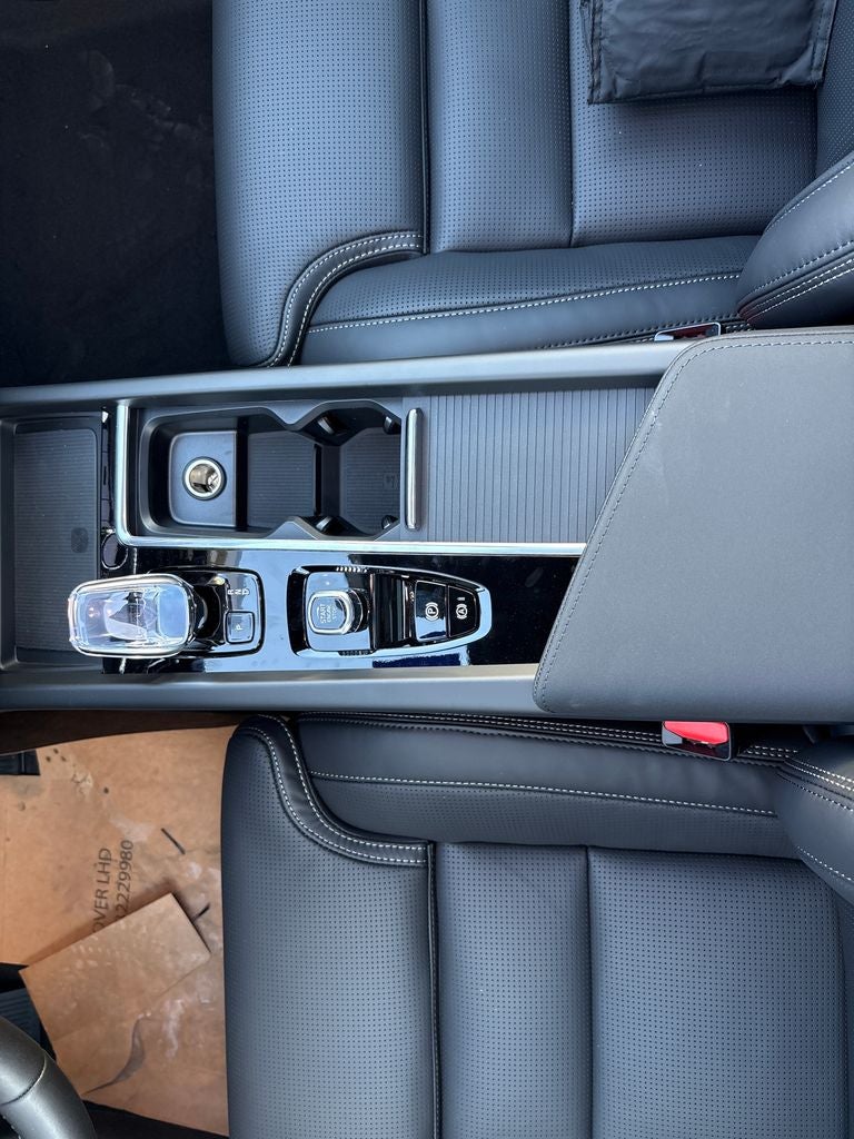 2026 Volvo XC60 B5 Ultra Black Edition