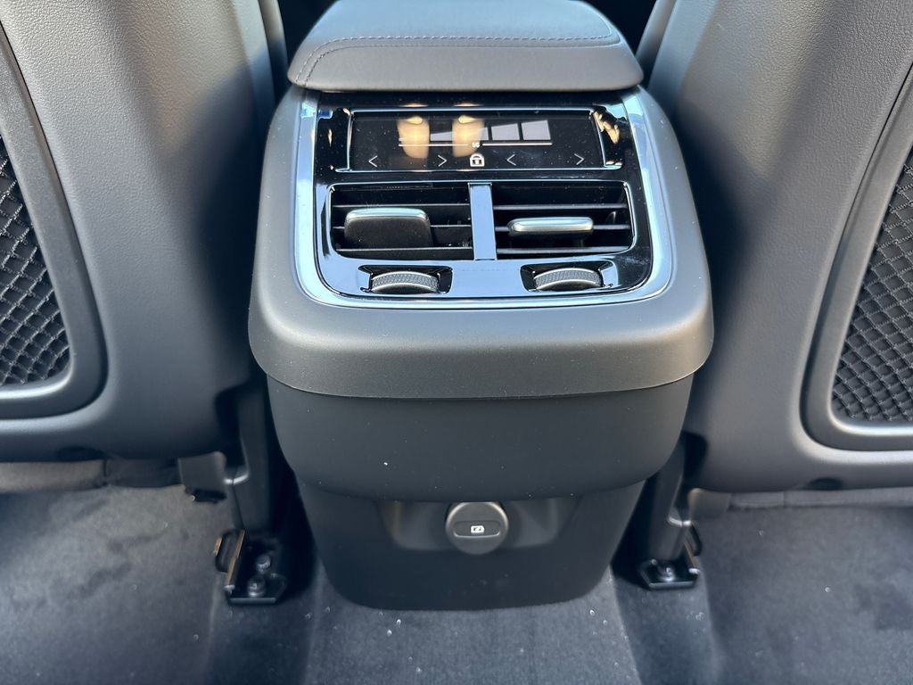 2026 Volvo XC60 B5 Ultra Black Edition