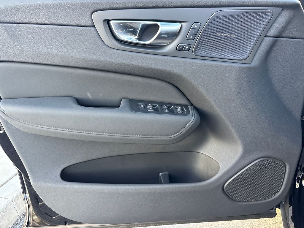 2026 Volvo XC60 B5 Ultra Black Edition