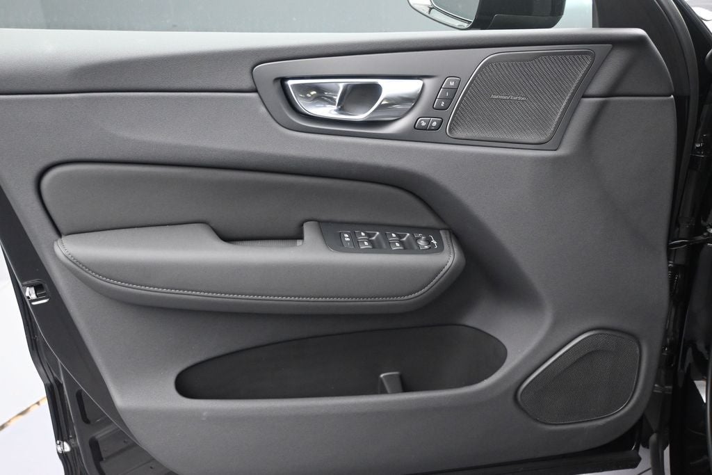 2026 Volvo XC60 B5 Ultra Black Edition