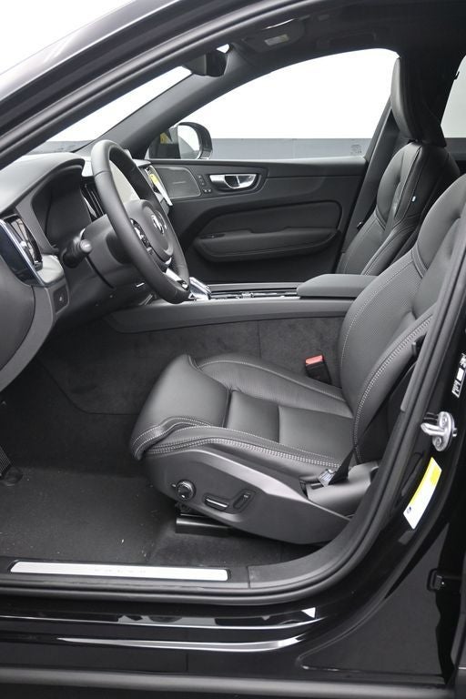 2026 Volvo XC60 B5 Ultra Black Edition