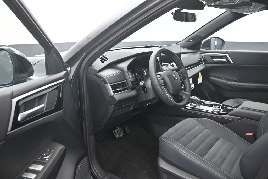 2026 Mitsubishi Outlander LE