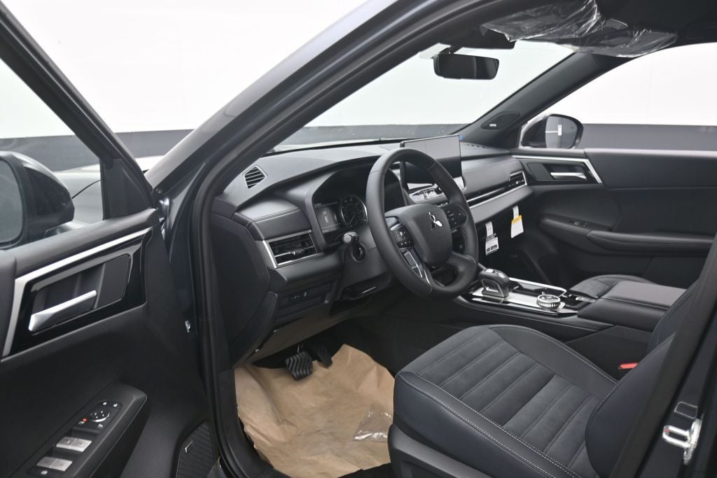 2026 Mitsubishi Outlander LE