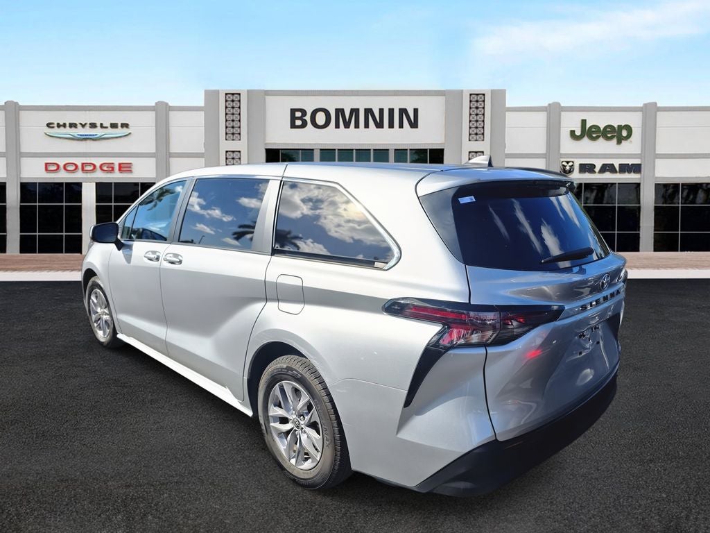 2023 Toyota Sienna LE 8 Passenger