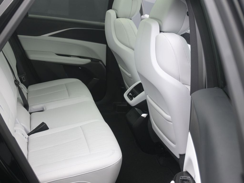 2025 Cadillac LYRIQ Luxury 1