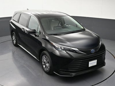 2025 Toyota Sienna LE