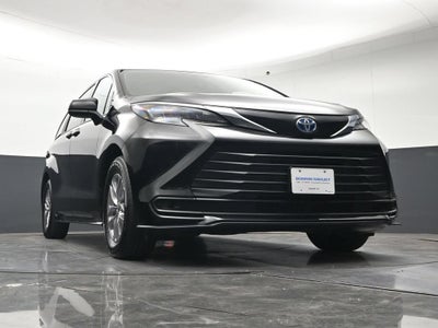 2025 Toyota Sienna LE